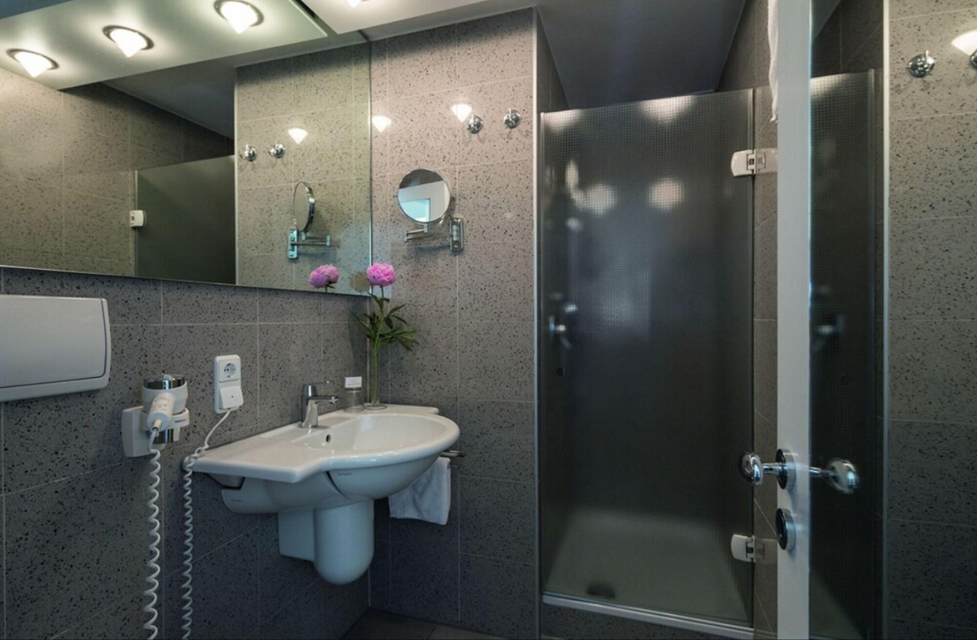 Parkhotel Schmid Adelsried Bagian luar foto